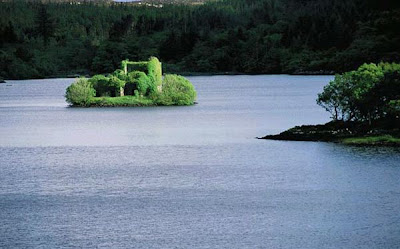 Irlande: Un crannog revele par la baisse de niveau d un lac O'Flaherty's castle